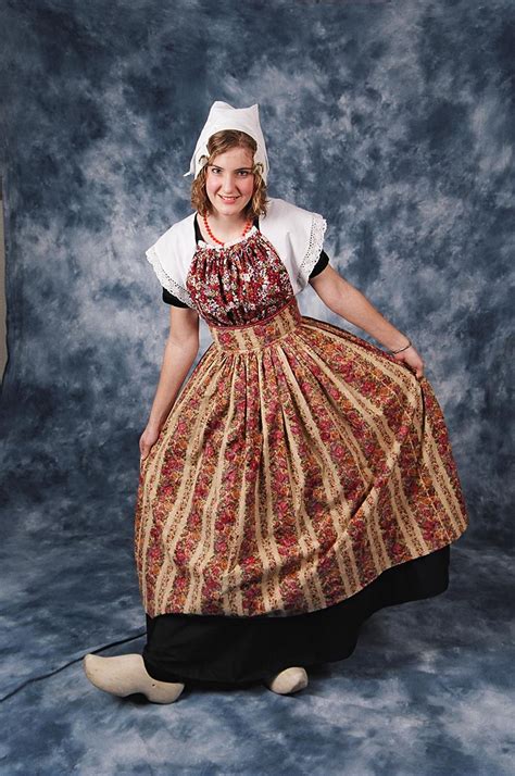 what is the dutch traditional clothing